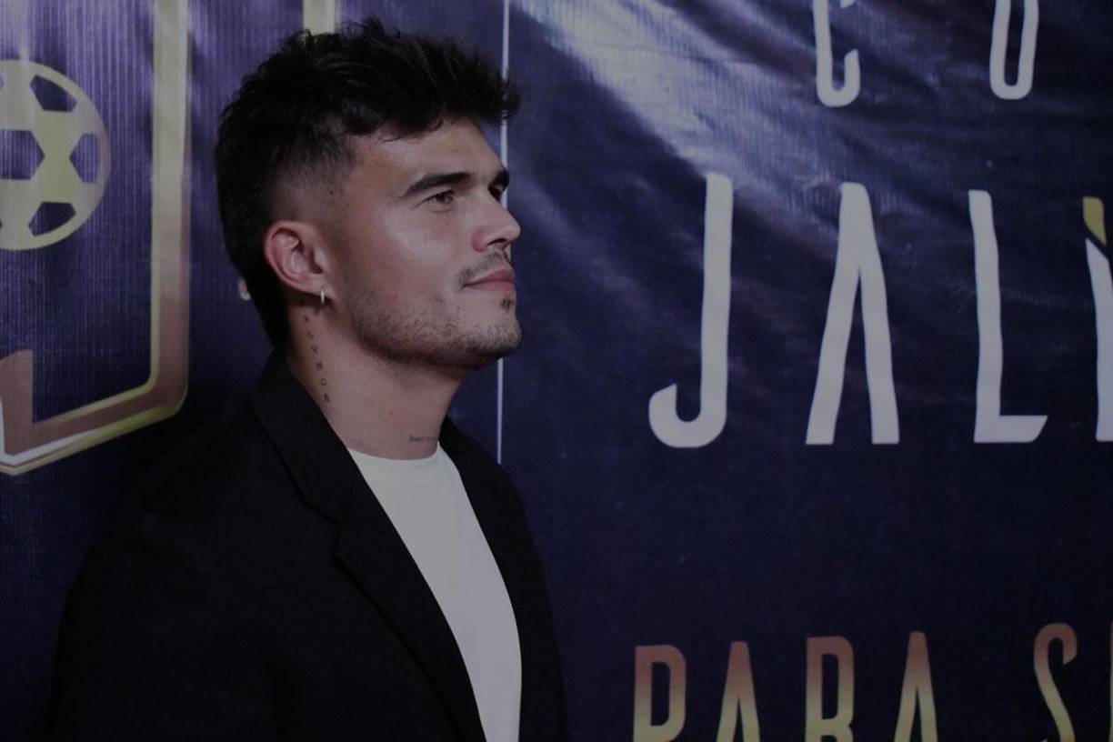 Pese a haberse formado en los equipos filiales de los Santos y de Tigres, el primogénito del ‘Travieso’ solo logró disputar minutos en primera división con el Querétaro y Puebla en 2014. Desde entonces, defendió la camiseta de varios clubes en categorías inferiores.