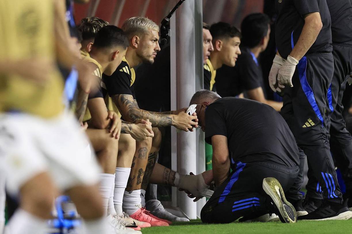 Los servicios médicos de la selección argentina de inmediato atendieron a Messi por su lesión en el tobillo derecho.