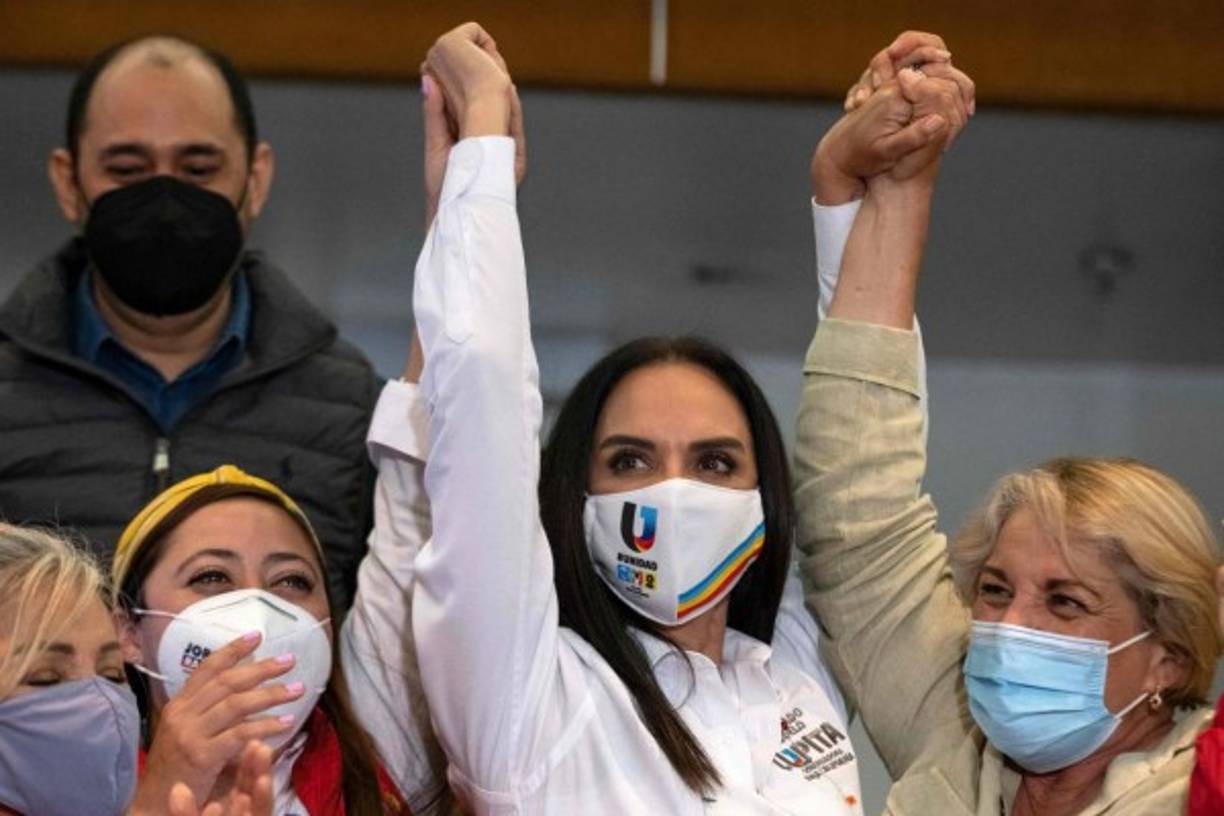 Su rival en la contienda, Jorge Hank, la tacha de 'basura', pero ella asegura haber neutralizado los intentos por 'minimizar' su aspiración. Según la prensa, los ataques motivaron que el PRI trasladara su apoyo a Hank, pero Jones reafirmó su candidatura con un sucinto 'palabra de mujer'.