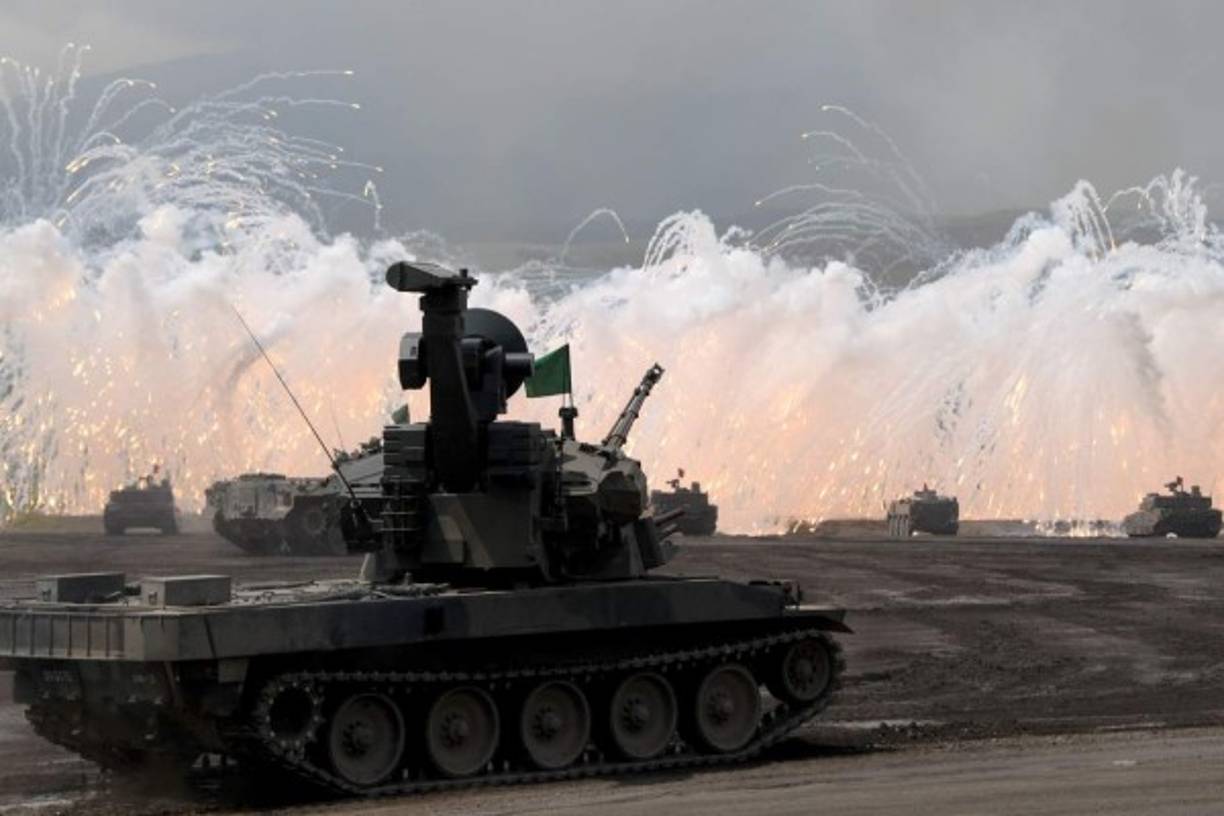 Varios cazas nipones y bombarderos estadounidenses de largo alcance basados en la isla de Guam también intervinieron en las maniobras, lo que supone un nivel de efectivos sin precedentes, según la misma fuente.