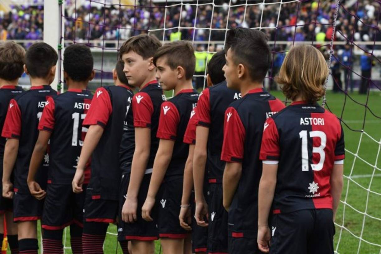 Un grupo de niños lucieron la camiseta del Cagliari con el dorsal número 13, en alusión a uno de los equipos que integró Davide Astori durante su carrera.