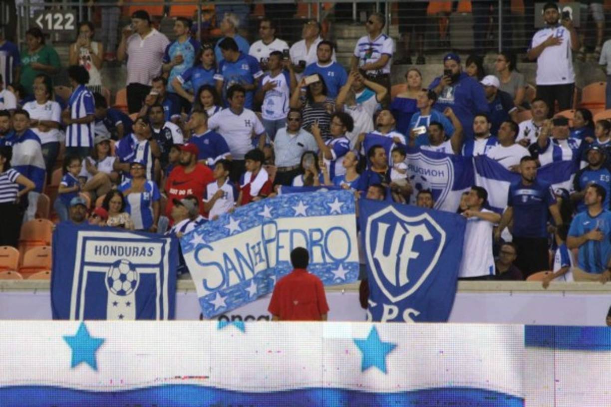 Miles de aficionados hondureños llegaron al estadio BBVA Compass de Houston para apoyar a la Bicolor.