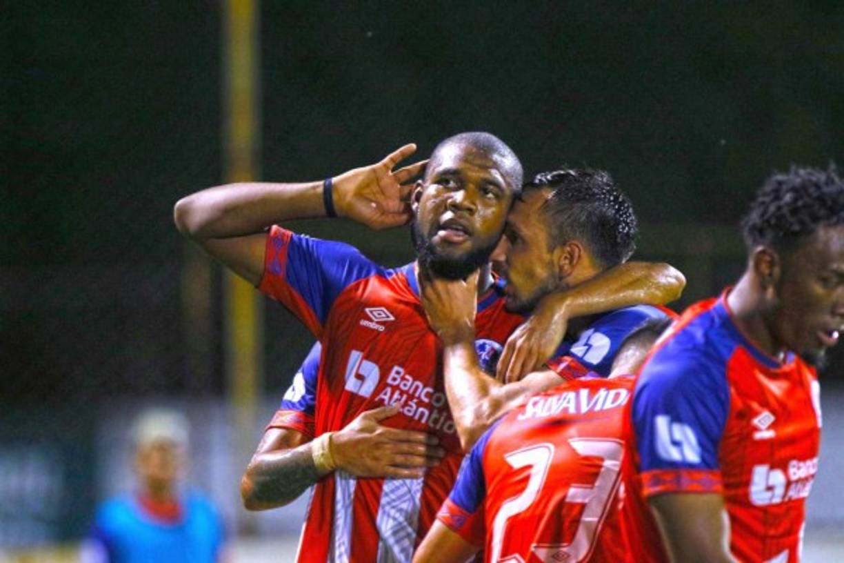 Jorge Benguché festejó así su gol que abrió el marcador en el partido a favor del Olimpia.
