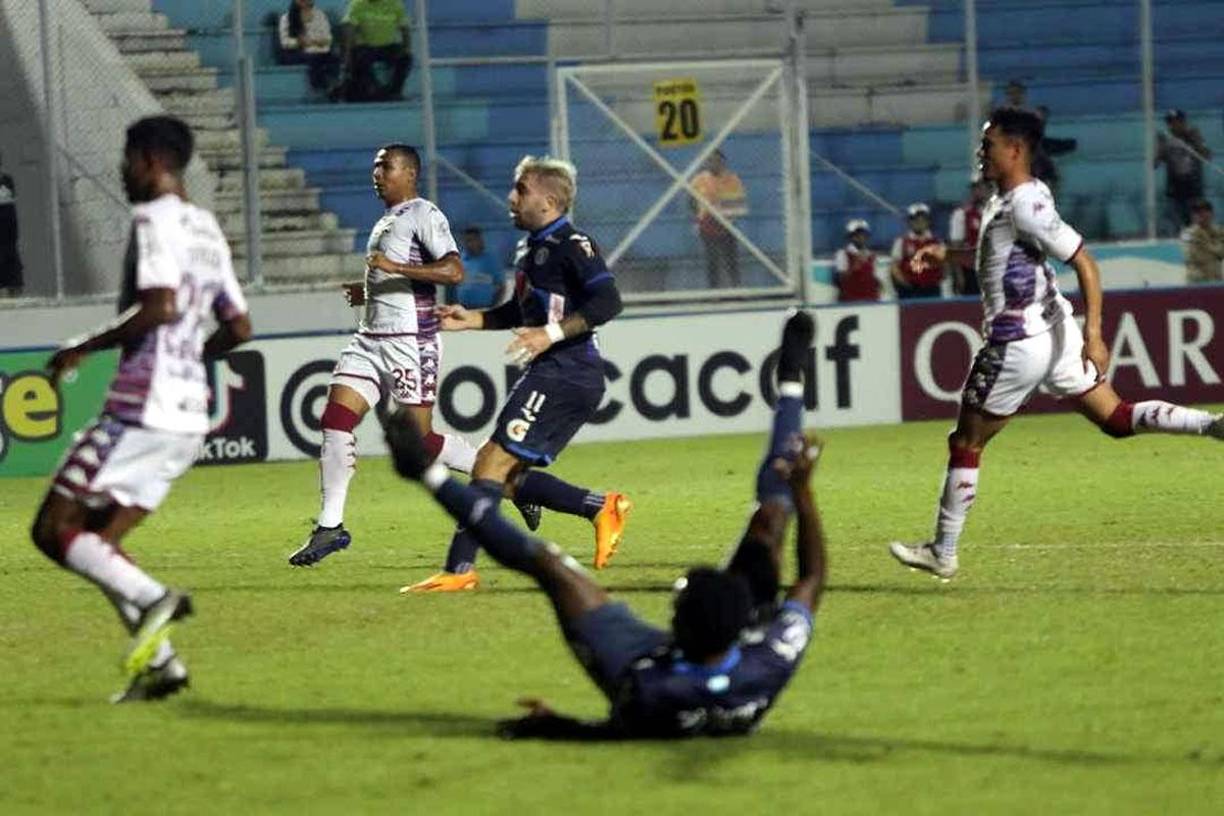 El goleador argentino del Motagua tuvo el segundo en sus pies en una gran jugada de Carlos Mejía pero le pegó a un lado cuando estaba solito en el área.