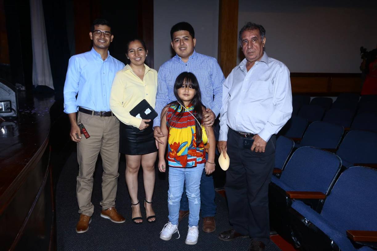 Sandra Vásquez, Erick Flores, Iván Flores, Aitana Flores y Arnulfo Aguilar