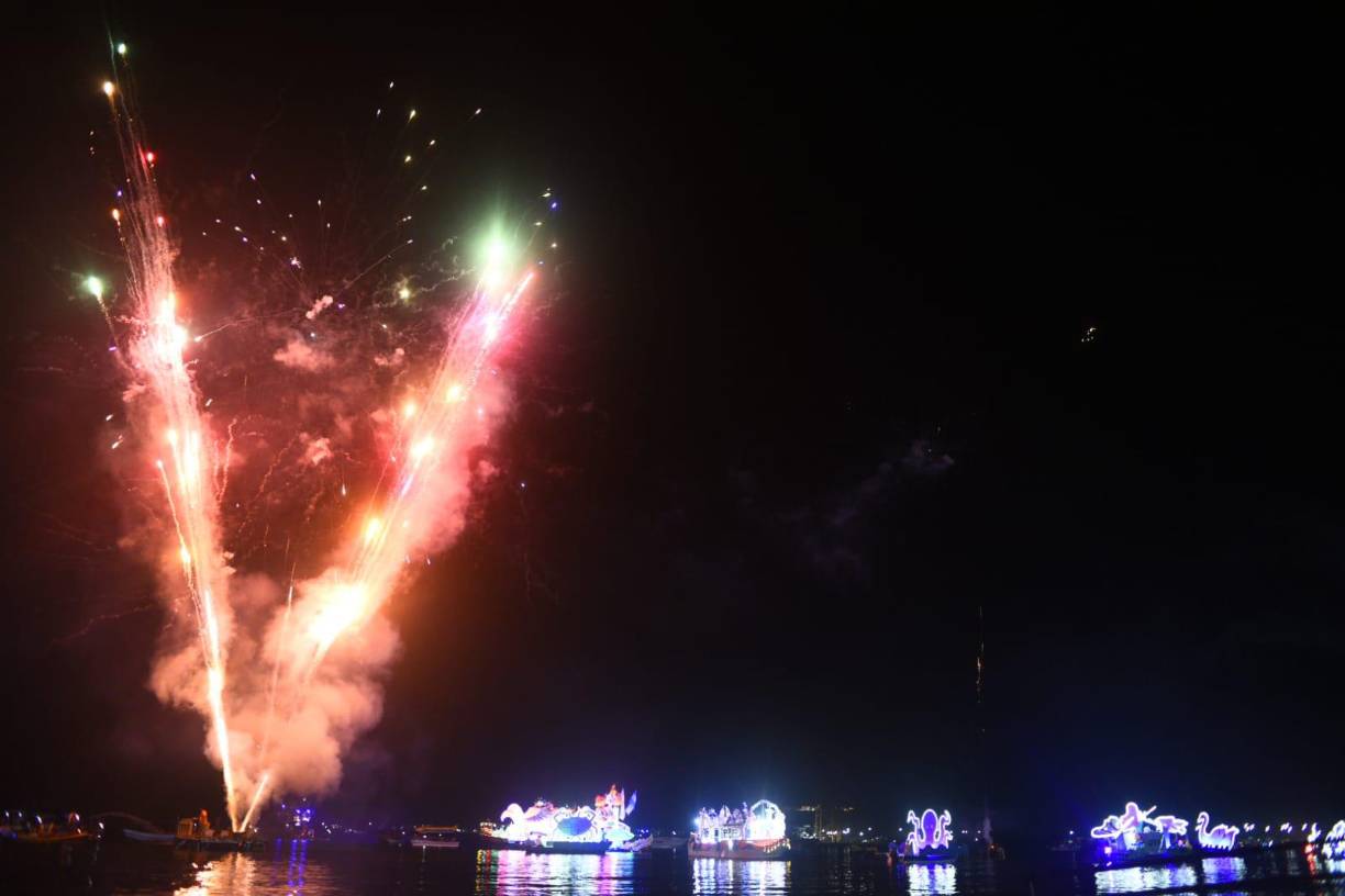 Cerca de las 9:40 pm comenzó el tradicional show de juegos pirotécnicos, que iluminaron el cielo de la playa El Porvenir. 