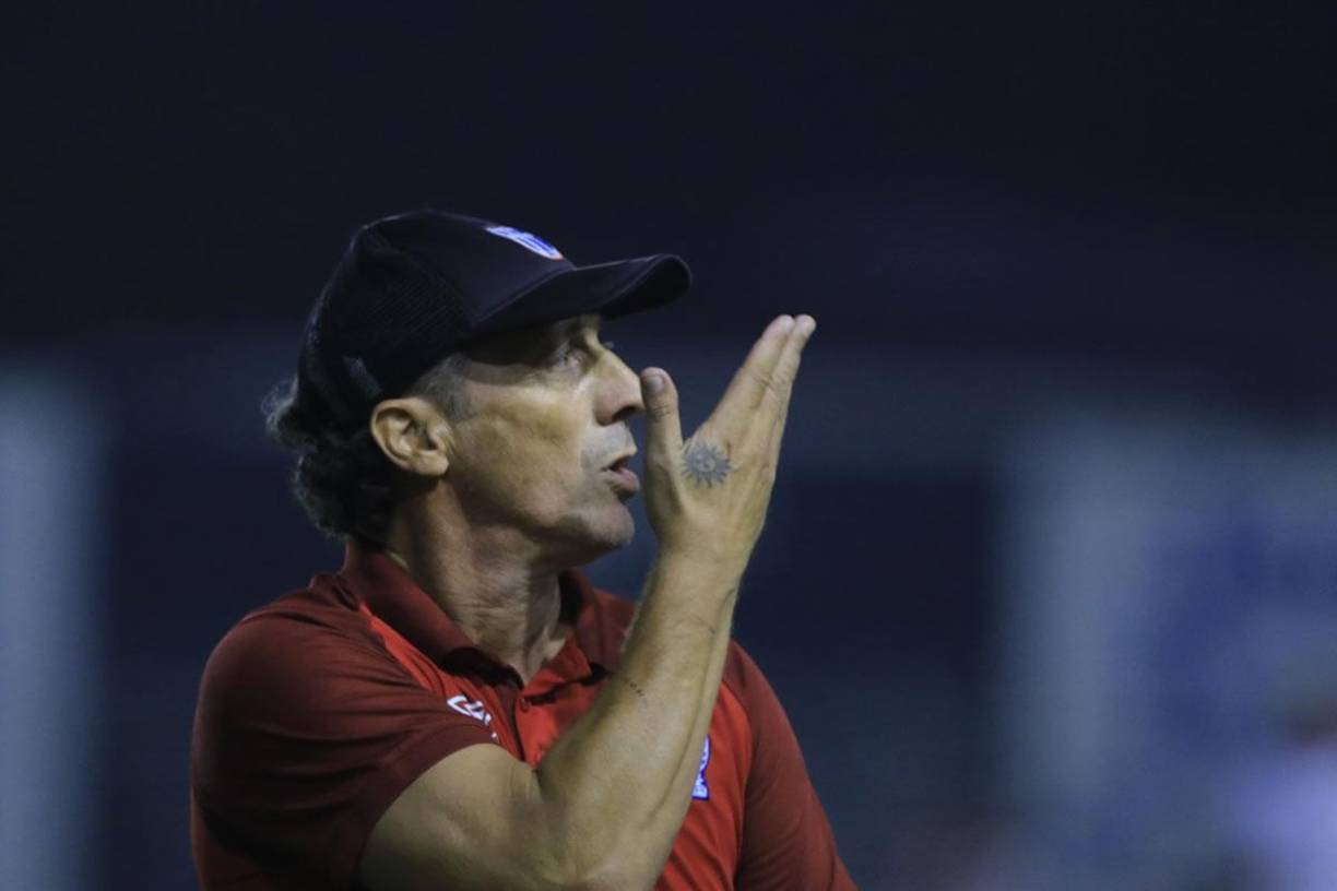 Pedro Troglio envió un beso en el triunfo del Olimpia contra el Honduras Progreso.