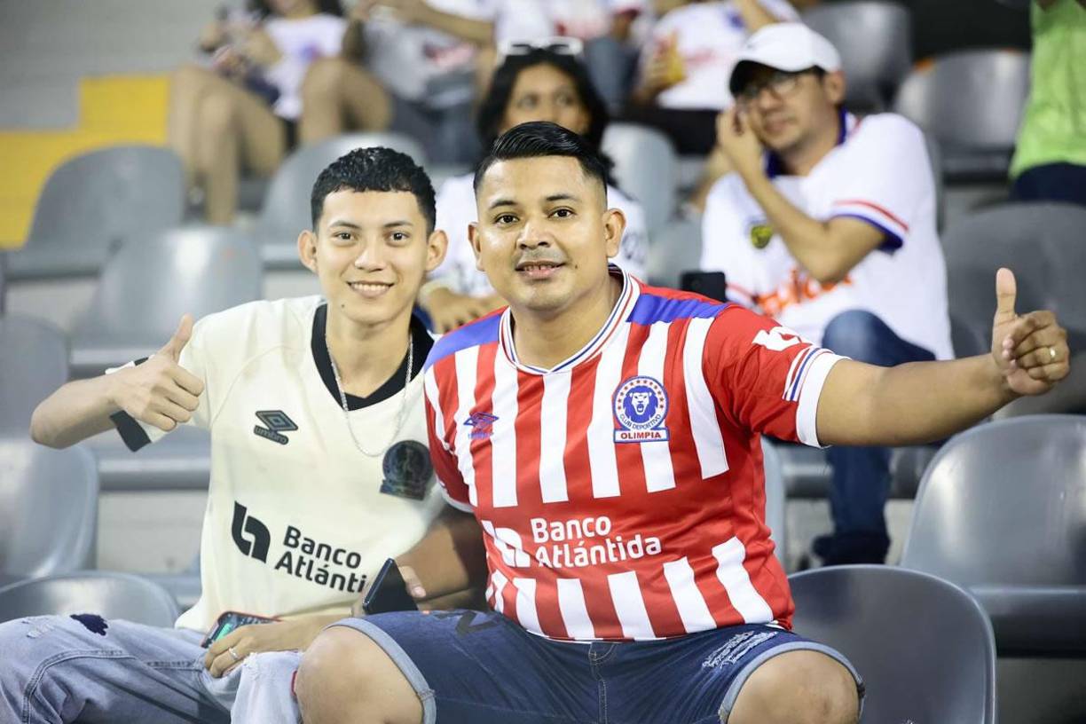 Un par de amigos que se dieron cita en el Morazán para apoyar a su amado León.