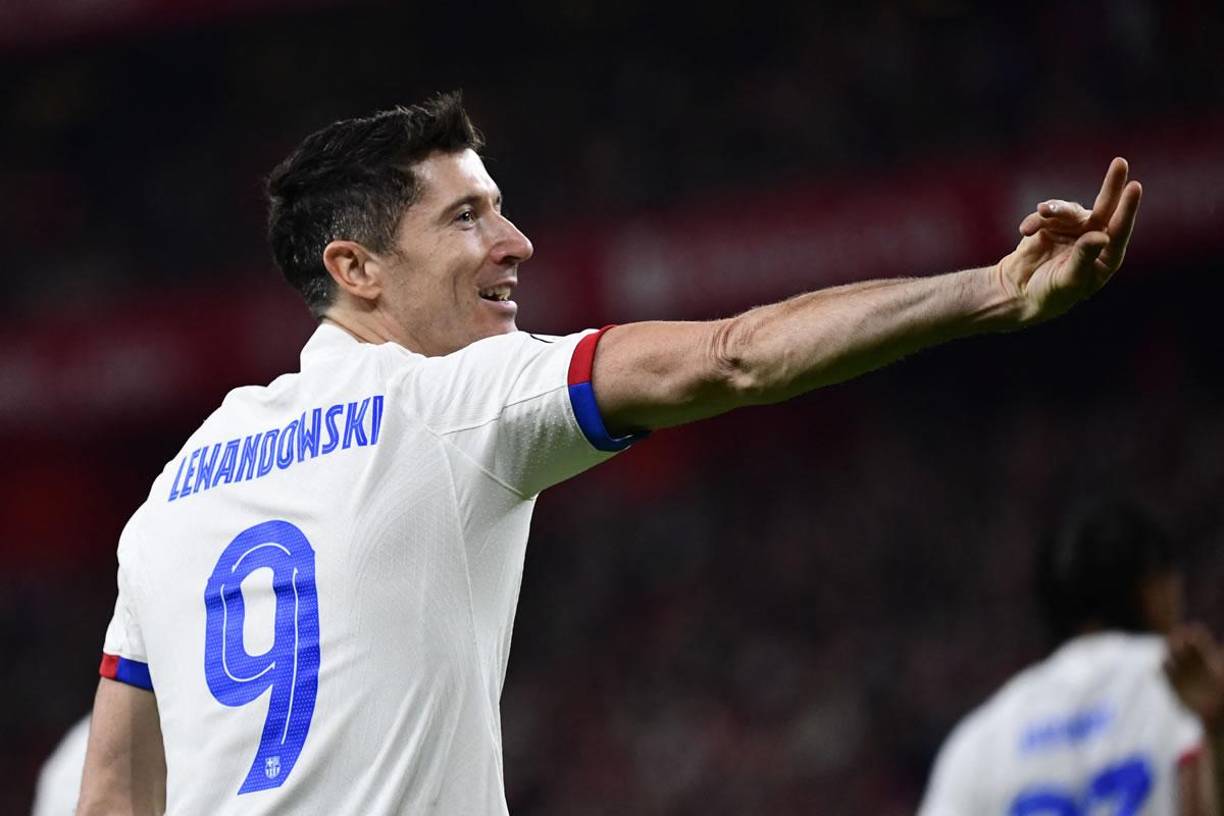 Robert Lewandowski lo volvió a tirar la gomita a la grada de San Mamés.