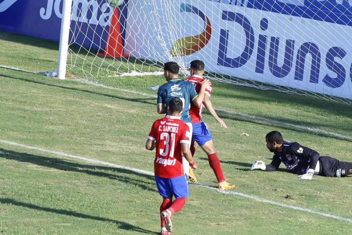 El portero del Olimpia quedó tendido en el suelo y Clayvin Zúniga perdonó al Olimpia.