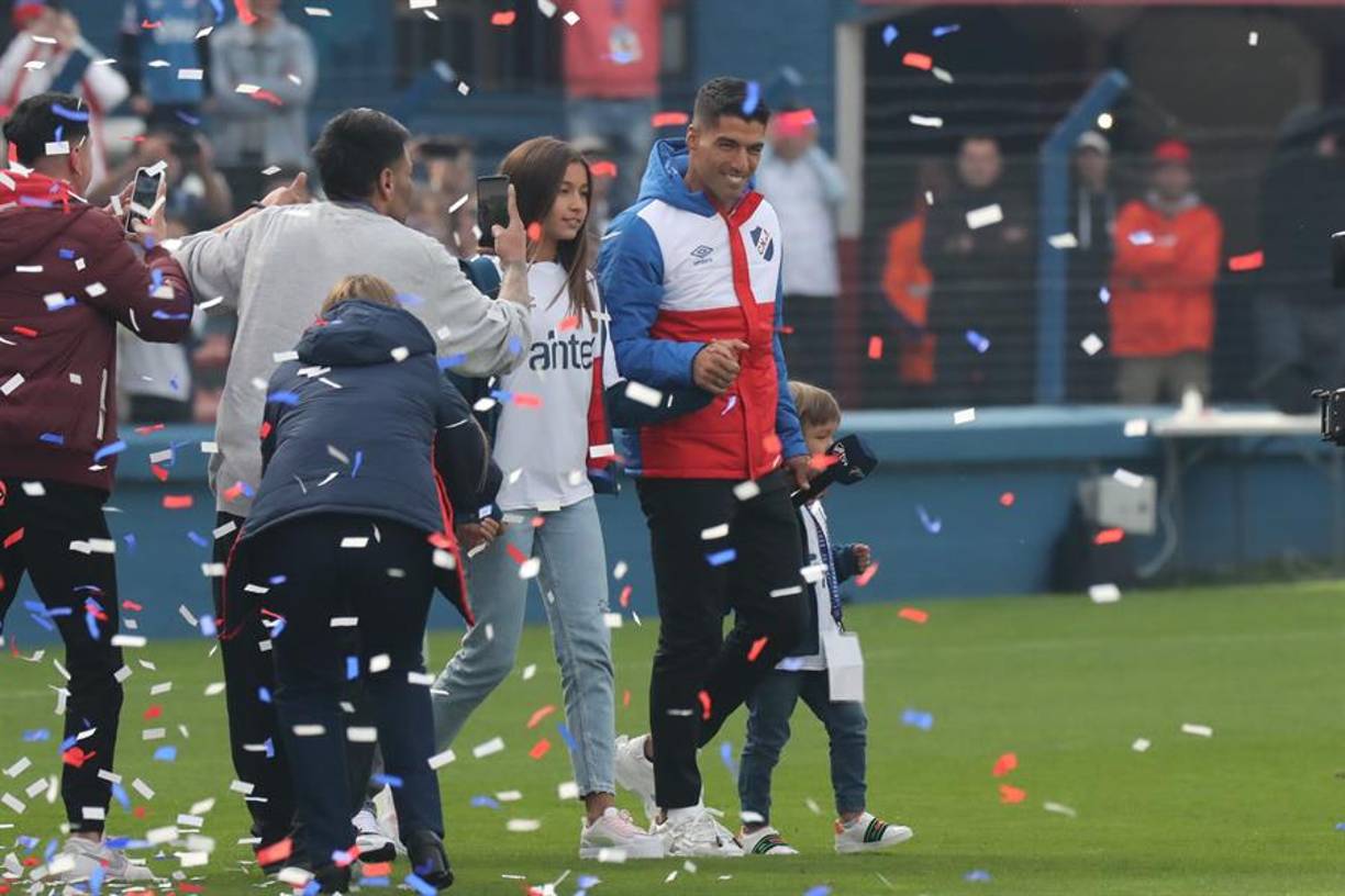 A nivel individual conquistó dos veces la Bota de Oro y dos veces el Trofeo EFE al mejor jugador iberoamericano de la Liga española. Con la selección uruguaya, Suárez participó en cuatro Mundiales y ganó la Copa América 2011.