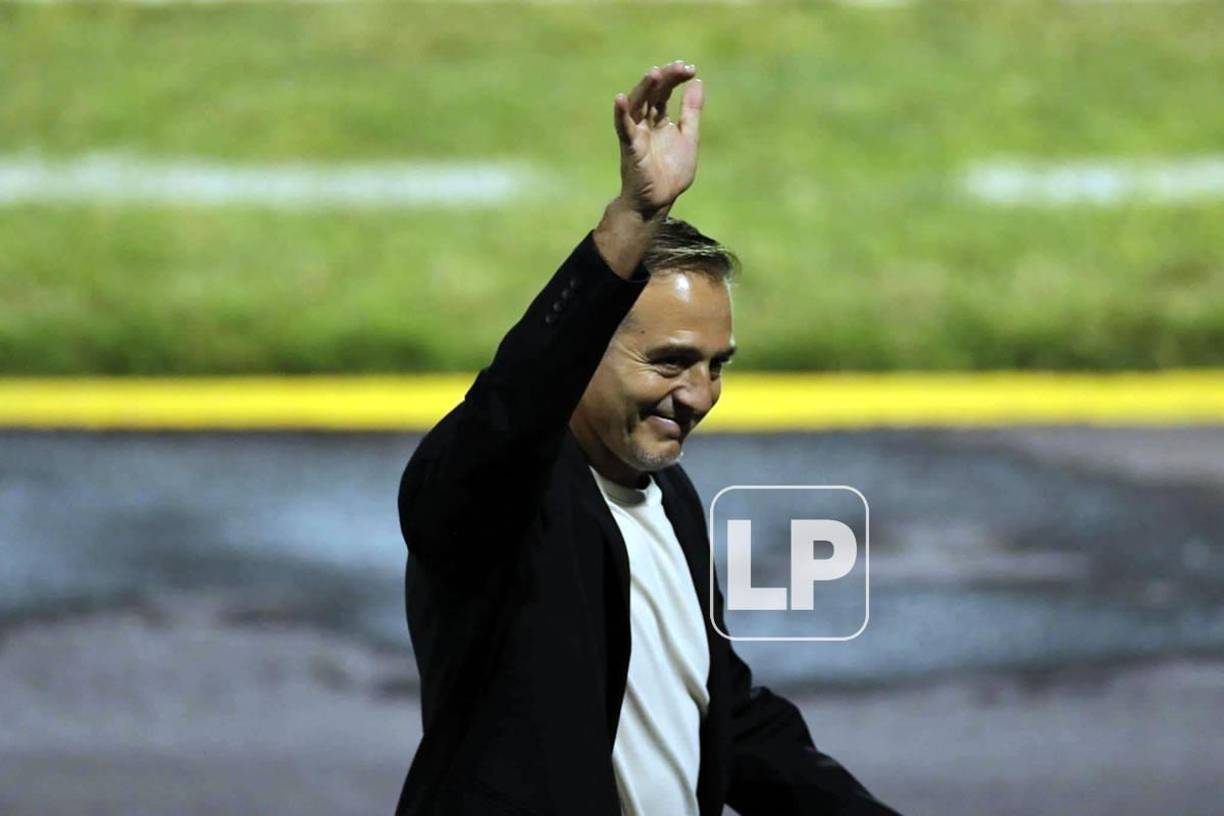 Hernán ‘La Tota’ Medina saludando a los aficionados del Motagua.