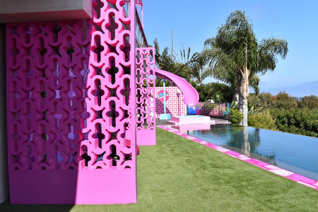 El sueño comienza en la entrada de un exclusivo conjunto residencial con vista a las playas del mar Pacífico de Malibú (California, EE.UU.). Un camino de buganvilias de color fucsia intenso decora la colina que dirige a los asistentes al recinto y, una vez que la puerta se abre, un tobogán surrealista que culmina en una piscina falsa irrumpe el espacio. 