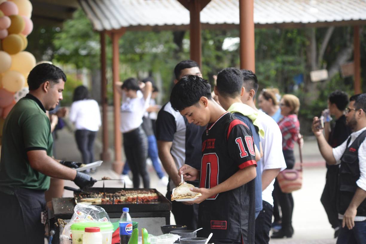 Los estudiantes compartieron deliciosos platillos de comidas preparados para la ocasión del festejo, entre los que abundaron los famosos tacos y gringas de populosas taquerías.