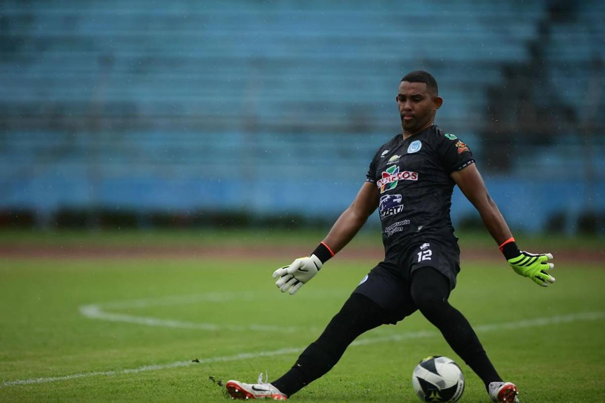 José Mendoza volvió a cometer otro horror. El portero del Victoria se deslizó en un pase atrás de Diego Rodríguez y le regaló la pelota a Ángel Tejeda que marco el 2-0.