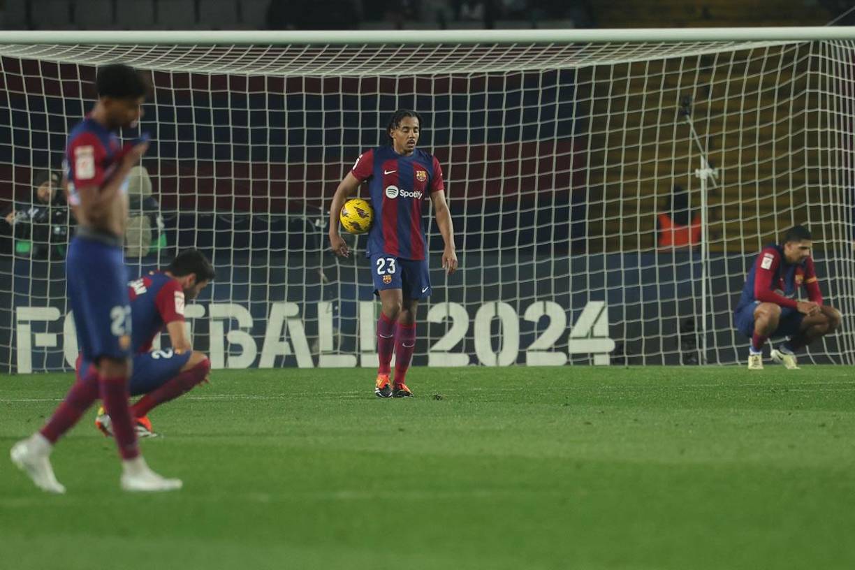 Los jugadores del Barcelona, tristes y abatidos en la derrrota contra el Villarreal.