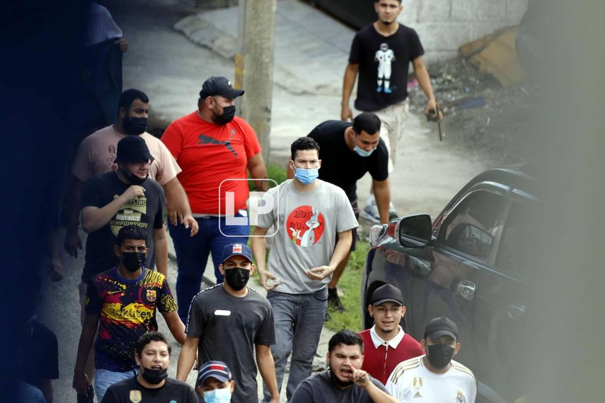 El aficionado logró partir la piedra grande y cargó pedazos más pequeños cuando se dirigía al estadio Yankel Rosenthal.