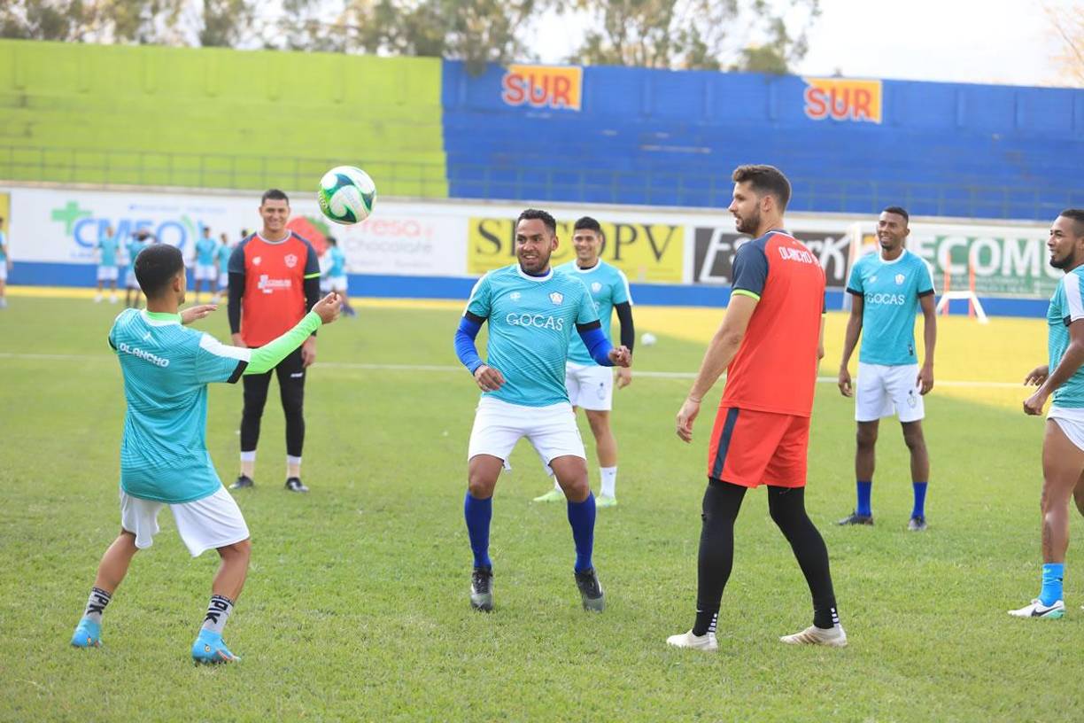 José Danilo Tobías tratando de quitarle el balón a Cristian Cálix en el rondo.