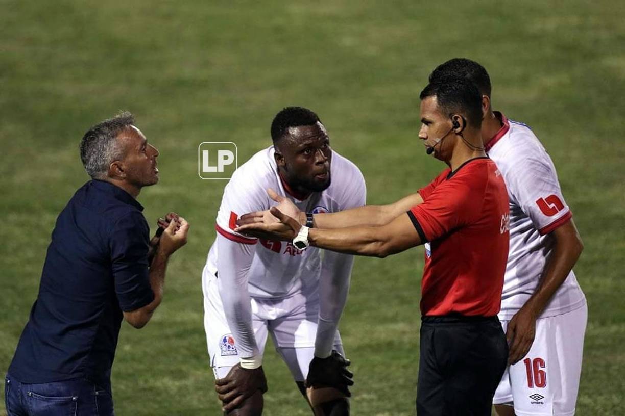 El entrenador de Olimpia, Pablo Lavallén, también reclamó al cuarto árbitro Nelson Salgado.