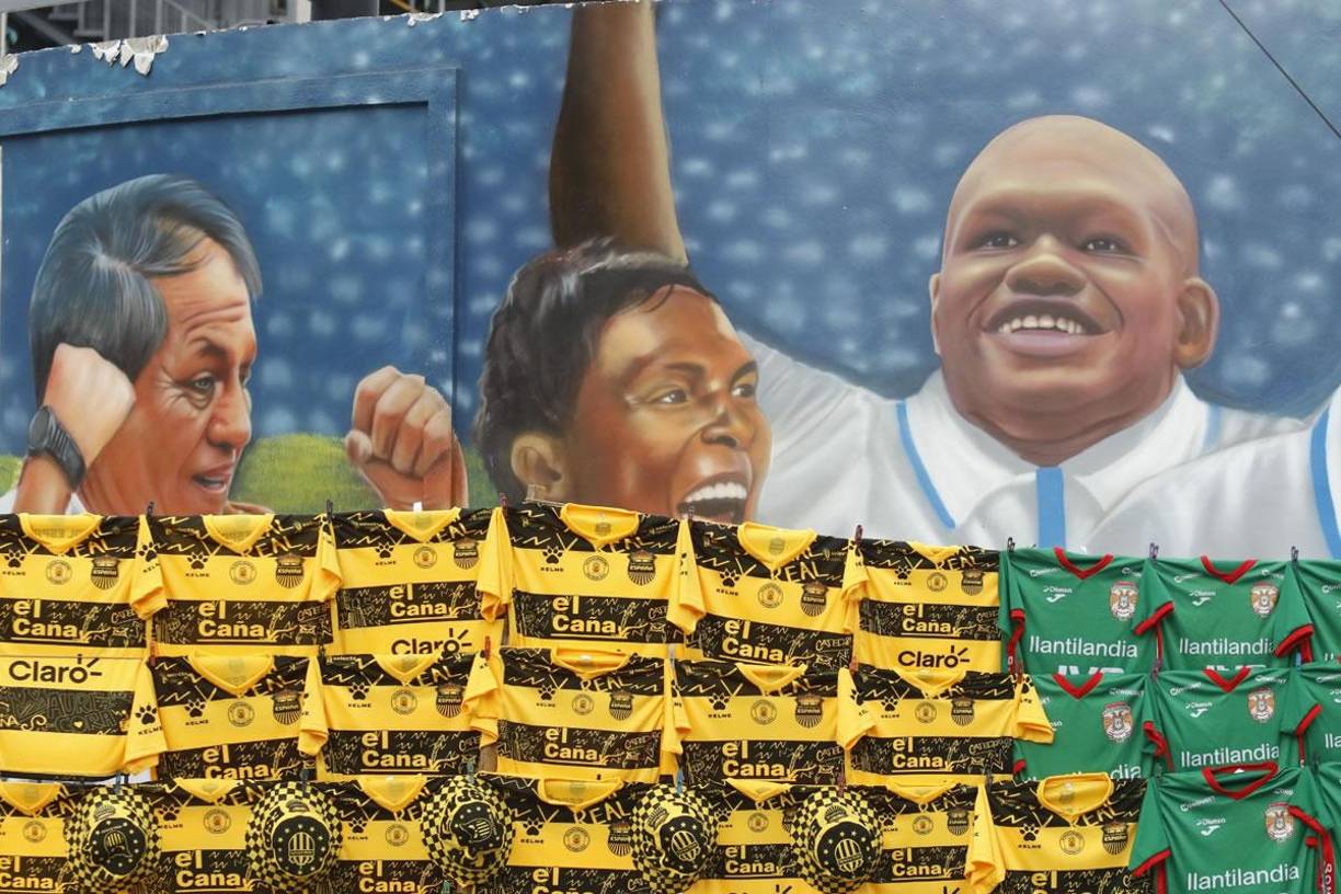 La venta de camisetas de Real España y Marathón no podía faltar en las afueras del estadio Morazán.