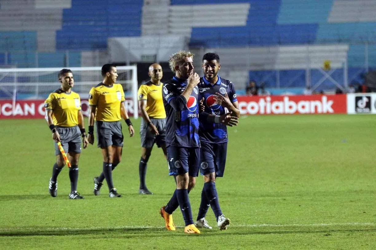 Agustín Auzmendi y Marcelo Pereira fueron captados hablando enérgicamente al final del partido. ¿Discusión?