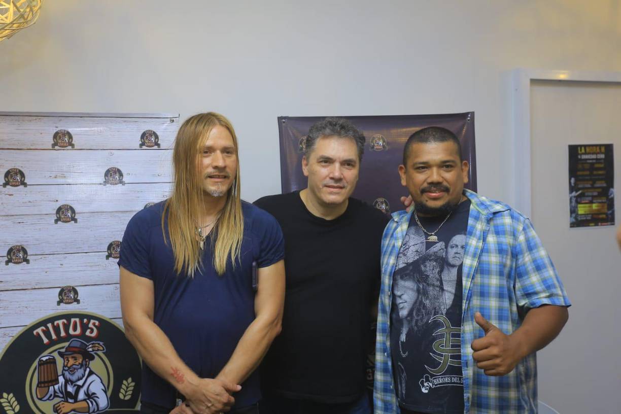 “Vampiro” y Federico Fong posan con este fiel seguidor de “Héroes del Silencio”. 