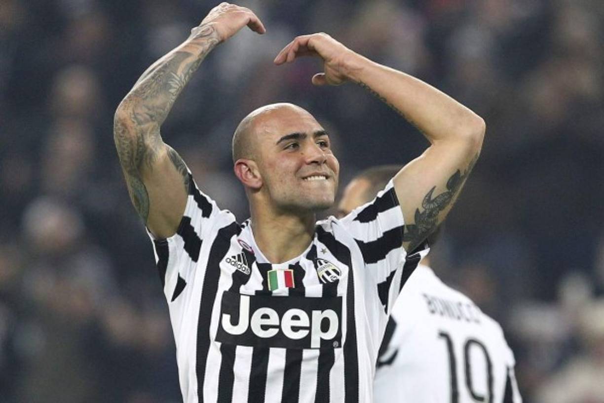 Simone Zaza, podría salir de la Juventus con destino al Napoli. El delantero internacional italiano está valorando el interés del Napoli en contar con sus servicios y podría marcharse en busca de los minutos que no puede tener en la Juve, según Tuttosport.
