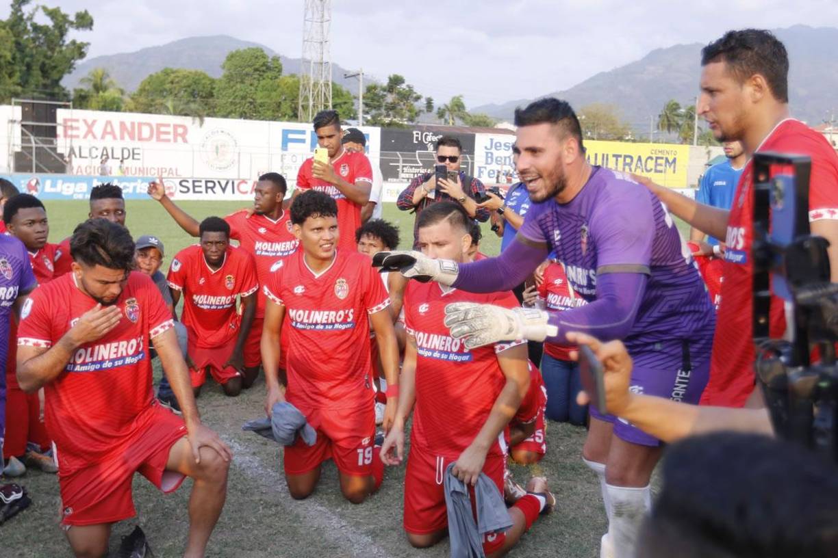 Los jugadores de la Real Sociedad realizaron una oración tras salvarse del descenso.