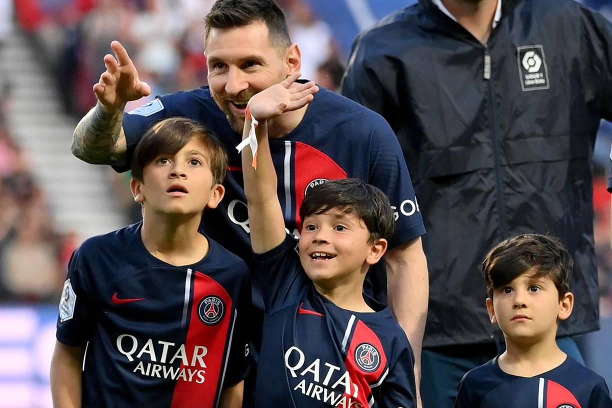 Messi señalando a sus hijos el lugar donde estaba Antonela Roccuzzo en el palco del estadio.