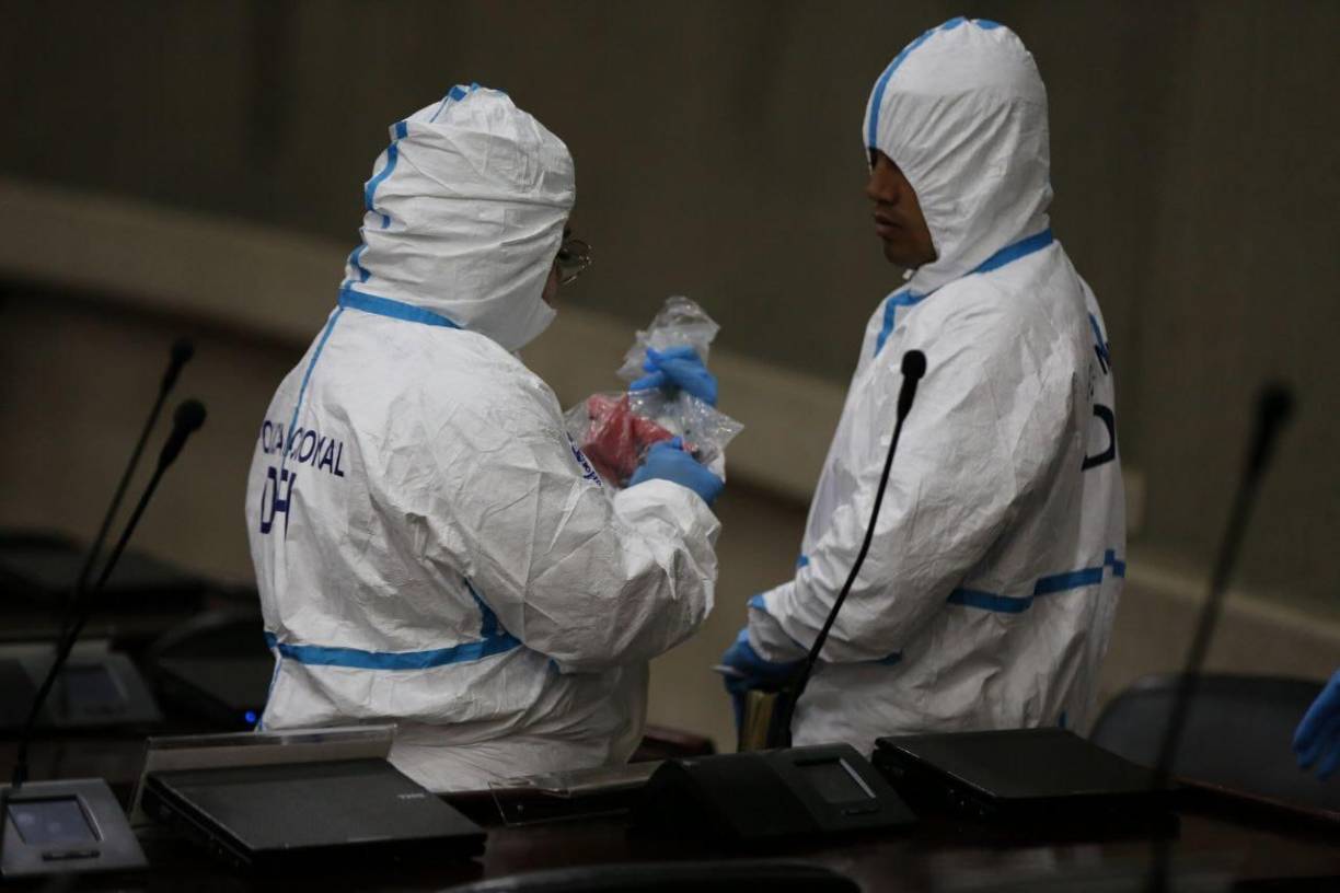 En una de las gavetas, la DPI encontró cuatro cohetes en forma de triángulo. 