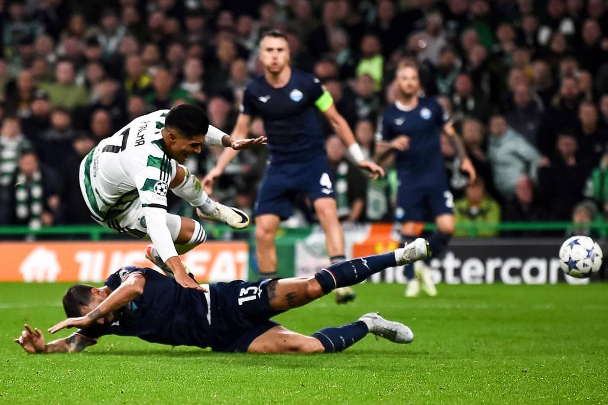 Luis Palma sufriendo una barrada del defensa italiano Alessio Romagnoli de la Lazio.
