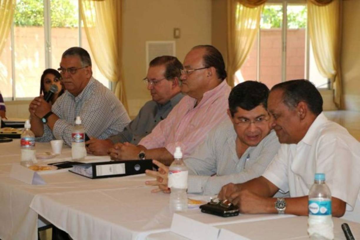 El ministro de la Secretaría de Infraestructura y Servicos Públicos (Insep), Roberto Ordóñez, y representantes de empresarios y otras fuerzas vivas de El Progreso, Yoro, discute el cobre del peaje en la autopista que conduce hacia San Pedro Sula.