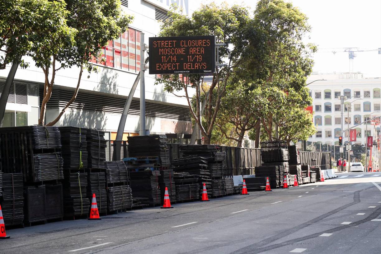 Son visibles los esfuerzos para limpiar el decadente centro de la ciudad estadounidense, marcado por el crimen, el consumo de drogas en espacios públicos y la basura acumulada en las calles. 