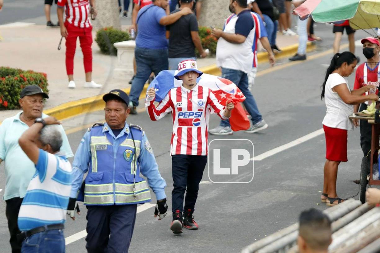 Con banderas y bien identificados con los colores del Olimpia llegaron los aficionados merengues.