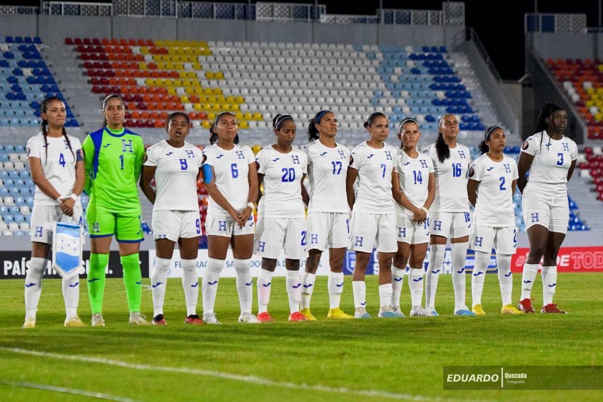 La joven portera mostró su compromiso con la H y luego de haber vivido uno de los momentos más especiales en su vida, trasladó ese mismo ímpetu de los estudios a la cancha con la Bicolor catracha.