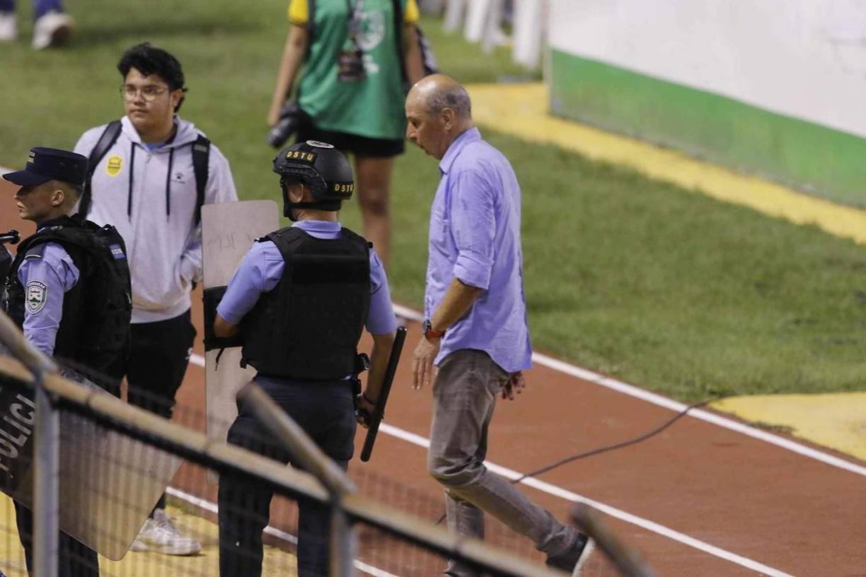 Miguel Falero se fue molesto del campo tras debutar con derrota en el banquillo del Real España.