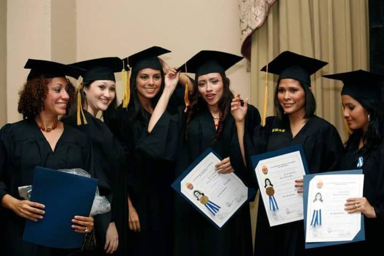 La periodista Liliam Mejía le respondió con esta foto de hace 14 años cuando se graduó María Elena Cubillo (Qddg). “Tengo este otro bonito recuerdo”, le describió a la imagen.