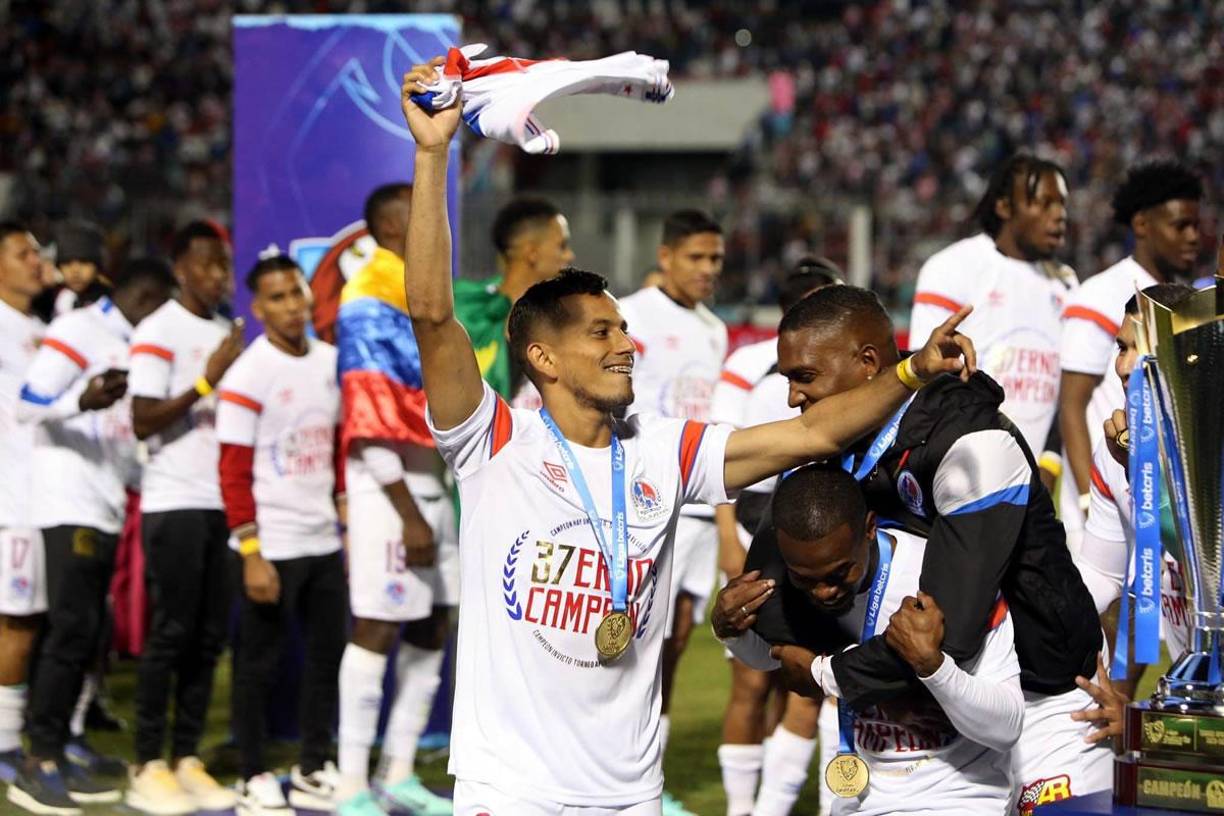 Edwin Rodríguez celebrando emocionado y Brayan Beckeles salta sobre Edwin Solani Solano.