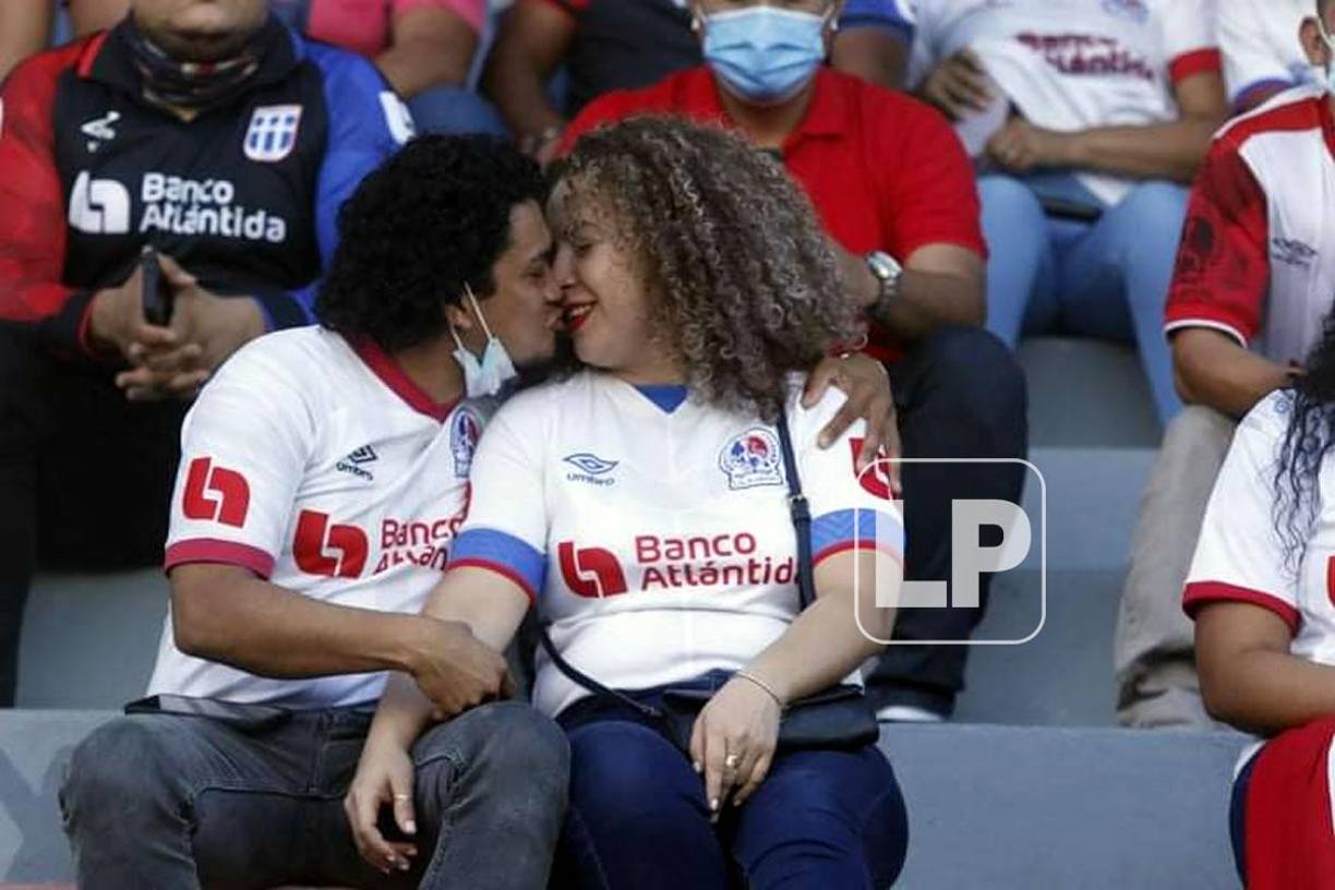 La pareja olimpista se demostró mucho amor en las gradas del estadio Ceibeño.