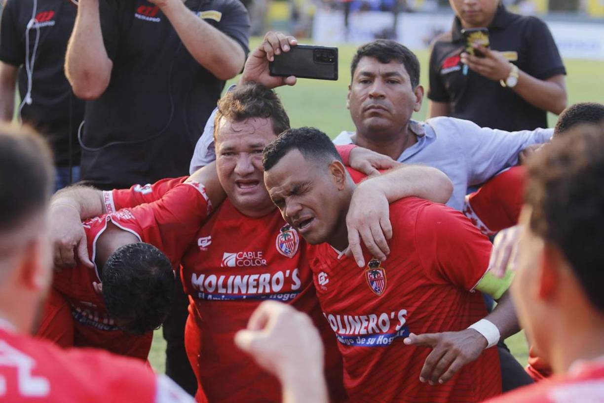 Ricardo Elencoff y Rony Martínez llorando de emoción por salvarse del descenso.