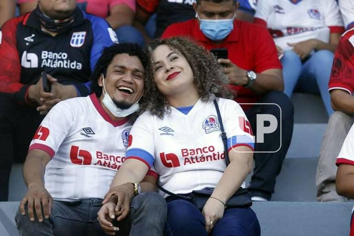 En las gradas del estadio Ceibeño esta pareja disfrutó del partido.