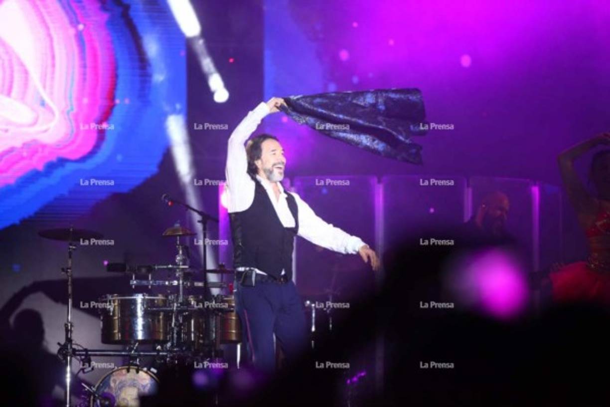 'Gracias todos y cada uno de ustedes. Qué bueno regresar después de tantos años', expresó 'El Buki'.