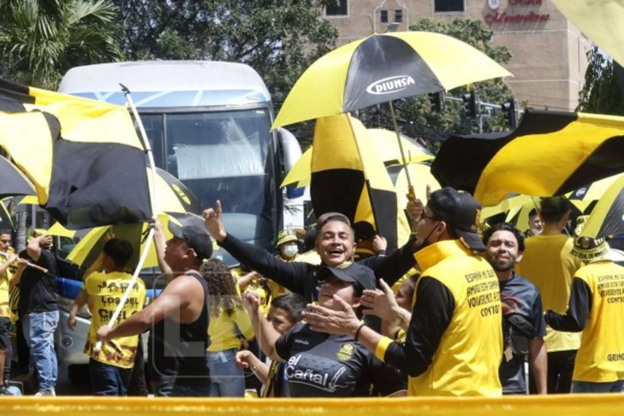 Los aurinegros se agruparon para llegar a alentar a los jugadores en las afueras del hotel de concentración.