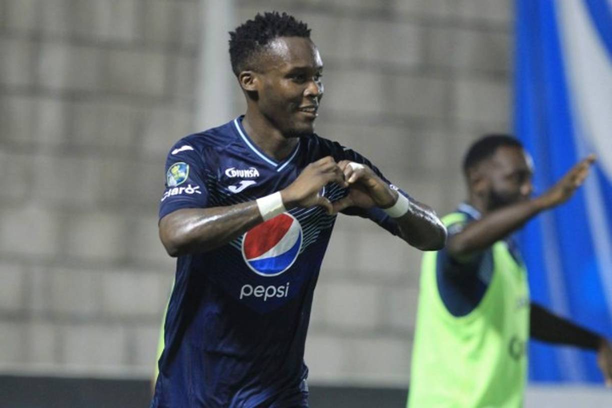 Rubilio Castillo volvió a marcar. Ya suma dos goles en dos partidos y lo celebró haciendo un corazón con sus manos. Foto Ronald Aceituno