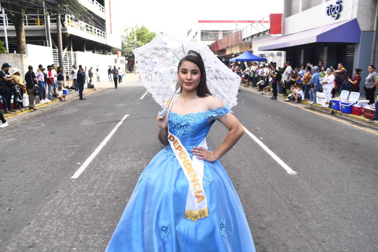 Los jóvenes despertaron muy temprano este 15 de septiembre para decir “presente” en los desfiles. 