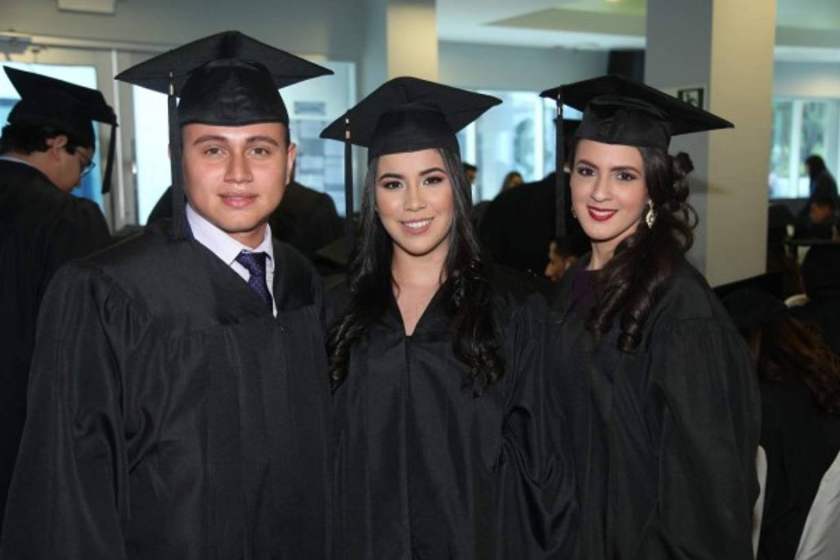 Abnuar Martínez, Itzel Castellón y Carla Castillo.