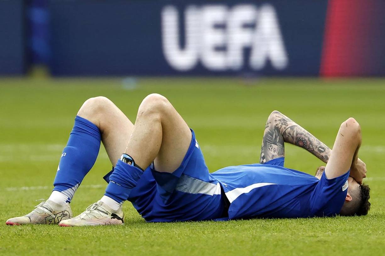 Alessandro Bastoni, abatido en el suelo con las manos en el rostro por la eliminación de Italia.