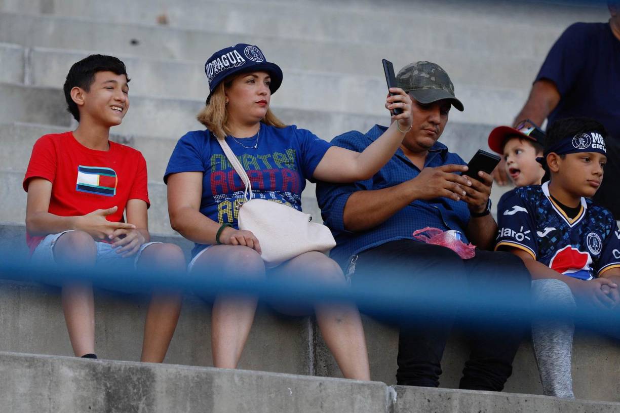 Esta hermosa aficionada aprovechó para tomarse una selfie antes de que iniciara el duelo.