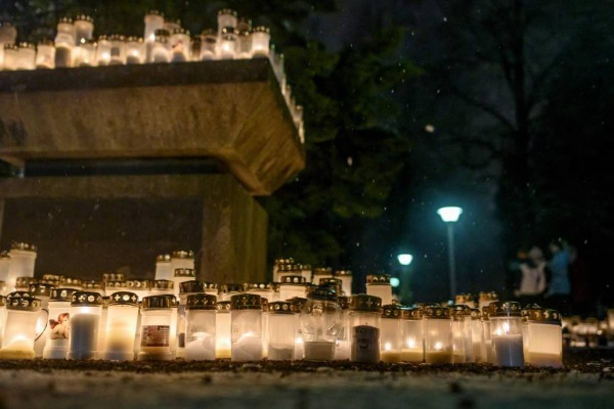 La gente llevó velas a las tumbas de sus familiares el día de Navidad, como es tradición en Finlandia el 25 de diciembre de 2019.