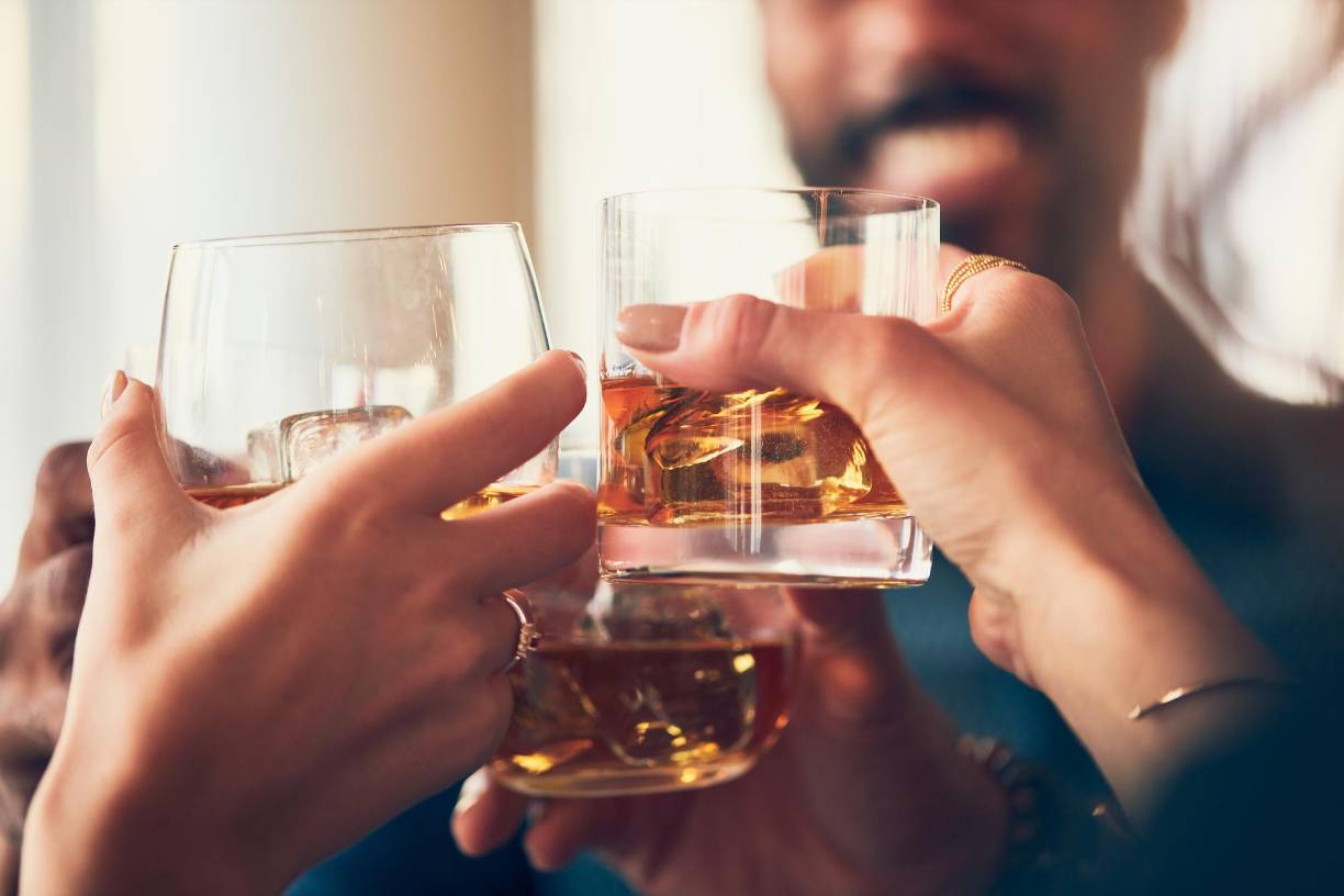 <b>10. Alcohol en exceso:</b> si bien un máximo de una bebida alcohólica al día podría ser cardioprotectora, el consumo excesivo de alcohol puede aumentar la presión arterial, debilitar el músculo cardíaco y contribuir a otros problemas de salud que afectan el corazón.